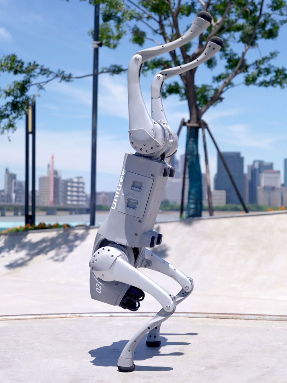 Unitree Go2 Pro in verticale sulle zampe anteriori
